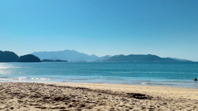 Também chamado de 'Praia Secreta', destino fica a cerca de 43 km do centro de Angra dos Reis