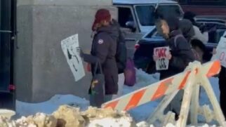 Movimento 'ICE Out' levou milhares de pessoas às ruas nesta semana em Manhattan e em diversas cidades dos Estados Unidos