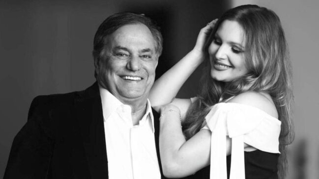 Ronnie Von está lançando um álbum com clássicos do jazz como "Como fly with me", um dos maiores sucessos de Frank Sinatra e convidou Sarah Zeffer para dividir os vocais