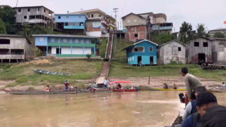 no extremo oeste do Acre, município vive o peso da logística e a força da cultura amazônica em ritmo próprio.