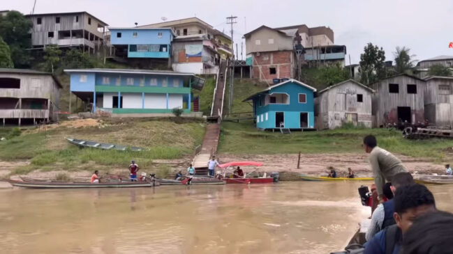 no extremo oeste do Acre, município vive o peso da logística e a força da cultura amazônica em ritmo próprio.