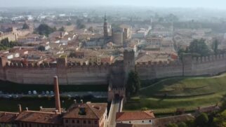 Entre portões medievais, teatro neoclássico e catedral com museu, Cittadella entrega um dia completo no Vêneto com vista lá do alto das muralhas.