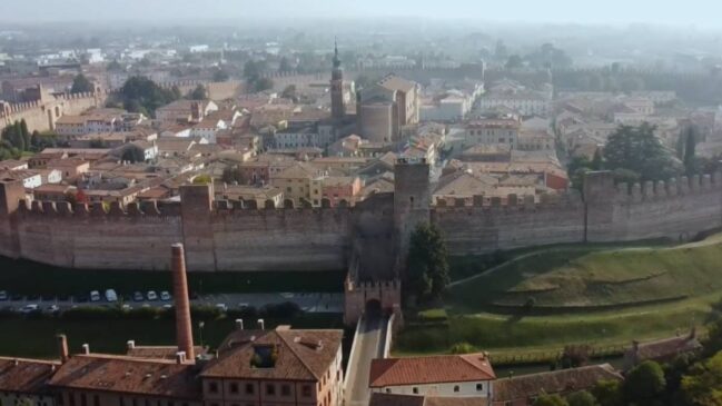 Entre portões medievais, teatro neoclássico e catedral com museu, Cittadella entrega um dia completo no Vêneto com vista lá do alto das muralhas.