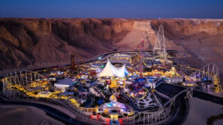 Imagem aérea do Six Flags Qiddiya City, parque temático com atrações recordistas