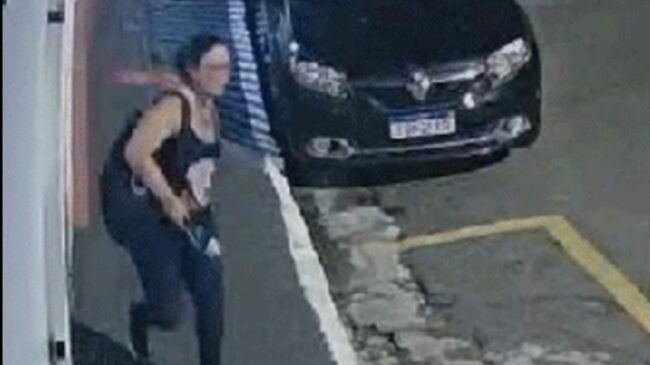 Momento que a vítima tenta escapar do agressor