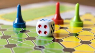 Jogos simples de tabuleiro exercitam o cérebro e afastam Alzheimer, demência e depressão