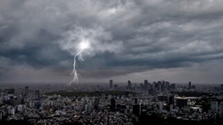 Chuva ocorre em forma de pancadas, com possibilidade de raios, rajadas de vento e ocorrência isolada de temporais