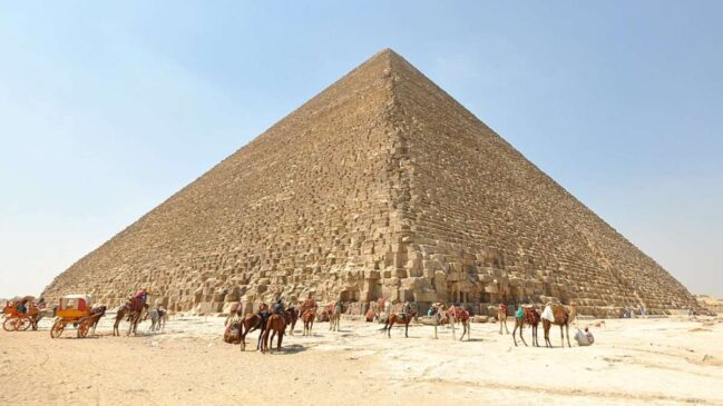 Método de erosão relativa desafia cronologia tradicional que associa monumento ao reinado de Khufu