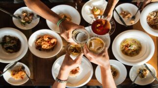 Horário do jantar influencia o peso, o sono e o risco de doenças metabólicas