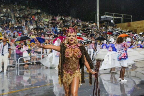 Ana Beatriz Godoi, rainha da Rosas de Ouro, apostou em look com 40 mil cristais
