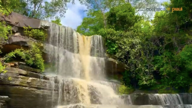Paredões do Cânion do Rio Poti cercam a cachoeira e moldam a paisagem natural