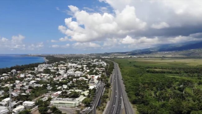 Vista aérea da Ilha da Reunião revela a combinação de montanhas e oceano Índico