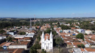 Pôr do sol visto do mirante natural é um dos principais atrativos locais