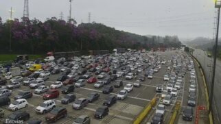 Fila de veículos na descida da serra em direção à Baixada Santista