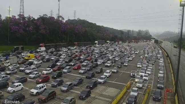 Fila de veículos na descida da serra em direção à Baixada Santista