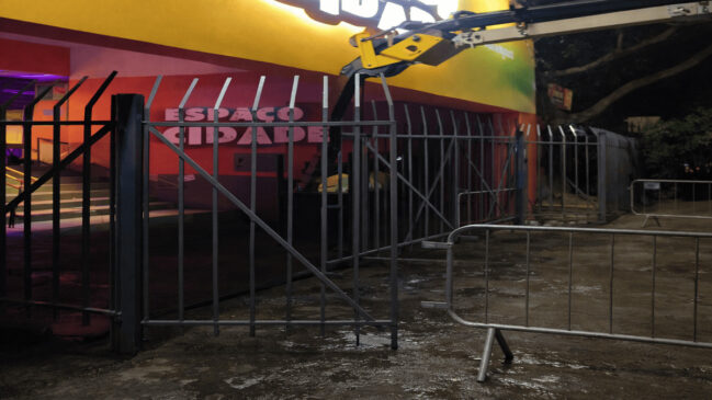 Jato de esgoto atinge entrada do camarote da Prefeitura no Anhembi durante o desfile