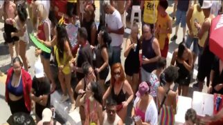 Foliões aproveitam bloco de rua em São Paulo durante o domingo de carnaval
