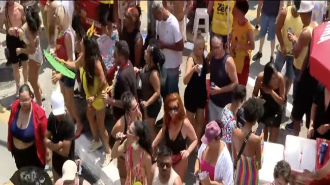 Foliões aproveitam bloco de rua em São Paulo durante o domingo de carnaval