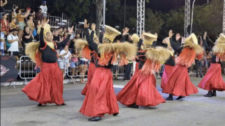 Desfile de escola de bairro leva cores e tradição às ruas da capital