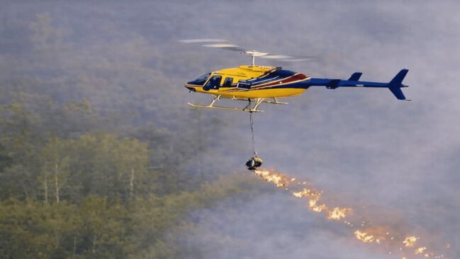 Helicóptero lança material incandescente durante operação aérea