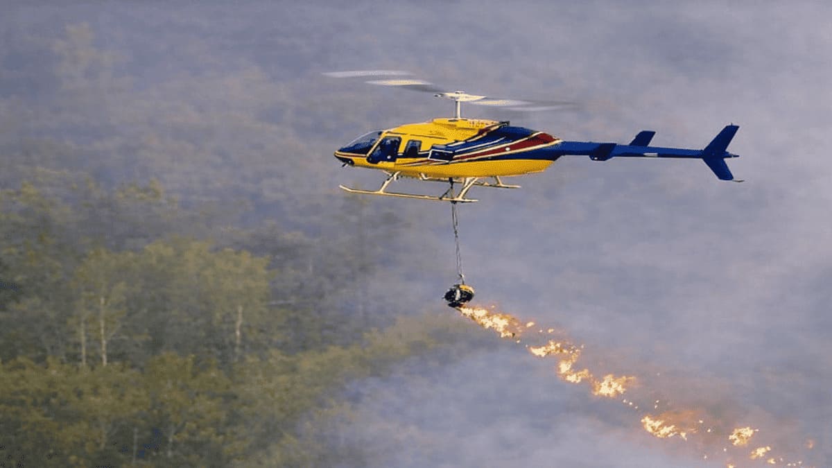 Helicóptero lança material incandescente durante operação aérea