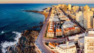 Vista aérea do litoral uruguaio destaca as praias de águas claras que atraem visitantes durante todo o ano