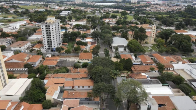 Vista aérea de Nova Odessa revela ruas arborizadas e áreas verdes espalhadas pela cidade
