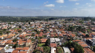 Vista aérea de Brotas cercada por áreas verdes e rios que impulsionaram o turismo de aventura