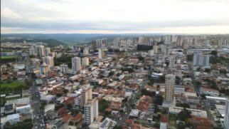 Vista panorâmica destaca o crescimento urbano e a organização da cidade