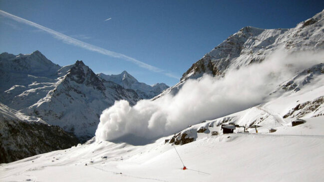 Da neve instável ao resgate em minutos: veja o que aumenta o risco de avalanche e quais atitudes e equipamentos podem fazer diferença quando algo dá errado