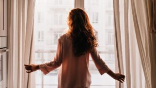 A troca das cortinas pela película prismática ainda não é unanimidade, mas já se consolida como uma alternativa prática para quem prioriza luz natural, estética contemporânea e menos manutenção.