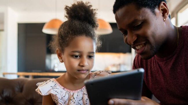 Monitorar o tempo de tela ajuda a criar hábitos digitais mais saudáveis.