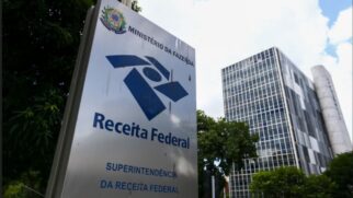 A imagem mostra a logomarca da Receita Federal em uma placa. Foto: Marcelo Camargo/Agência Brasil