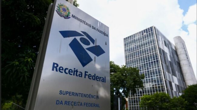 A imagem mostra a logomarca da Receita Federal em uma placa. Foto: Marcelo Camargo/Agência Brasil