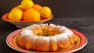 Clássico das cozinhas brasileiras, o bolo de laranja atravessa gerações com aroma cítrico e memória afetiva.