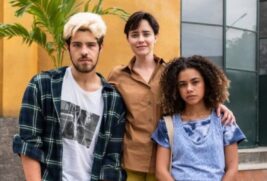 Lena revela a Samira que está pensando em voltar para o Brasil