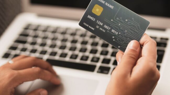 Emprestar cartão a familiares coloca você na mira da Receita