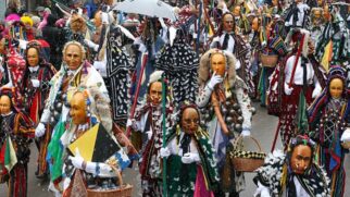 Folia mistura tradição, sátira, fé e espetáculo em cidades da Europa, Caribe e América do Sul