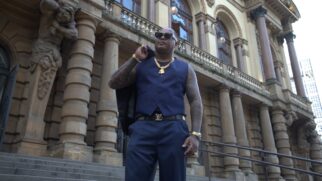 Afro-X gravou peça audiovisual em frente ao Theatro Municipal de São Paulo