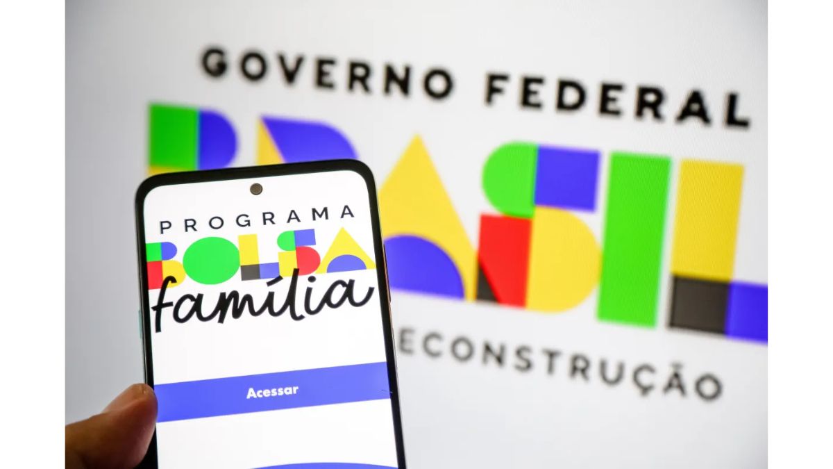 Beneficiário consulta o status da parcela e recebe avisos sobre a atualização do cadastro biométrico via plataforma digital (Foto: Luiz Lima, Estadão)