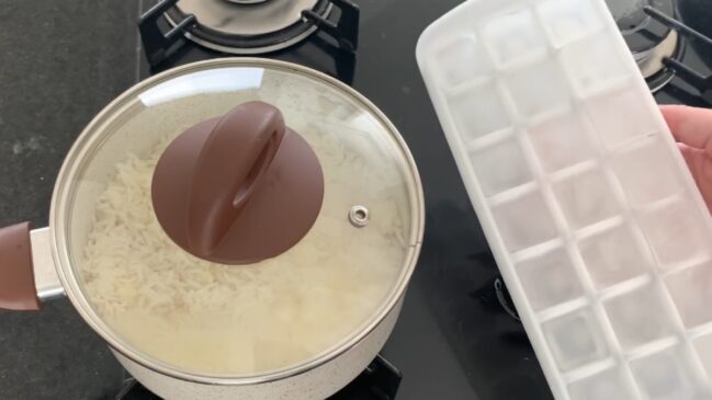 Colocar cubos de gelo sobre o arroz recém-cozido pode ajudar no preparo do alimento