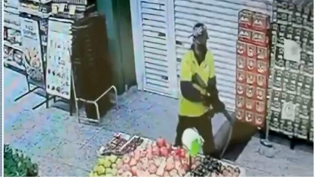 Quando o alarme da loja disparou, os criminosos deixaram o local e fugiram antes da chegada das equipes