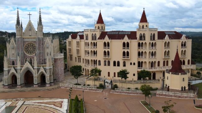 Basílica Nossa Senhora do Rosário de Fátima é um templo que impressiona pela imponência e pelos detalhes minuciosos