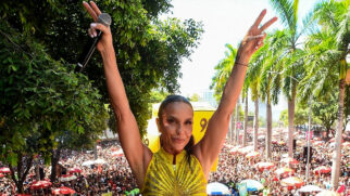 De cima do trio, a cantora baiana pediu para que os foliões evitassem ficar se empurrando