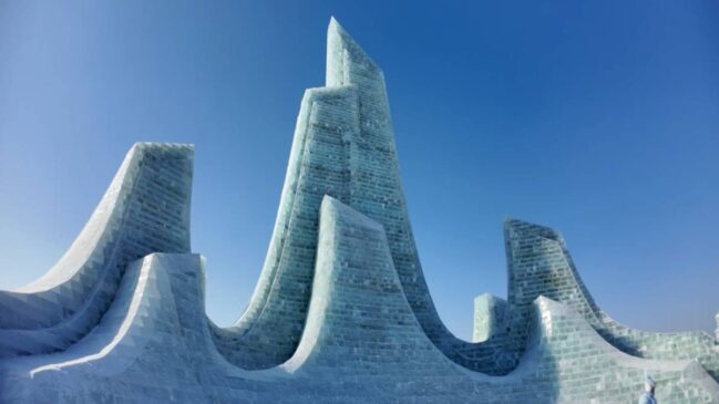 Saiba como o maior festival de gelo e neve do mundo cria um espetáculo de esculturas e atrações no frio intenso do nordeste da China