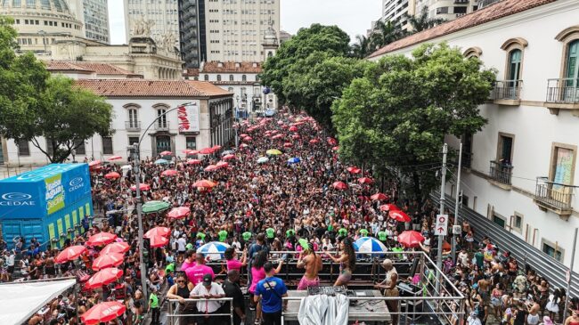 Por se tratar da véspera do feriado mais aguardado do ano, a Capital recebe um grande número de blocos em todas as regiões