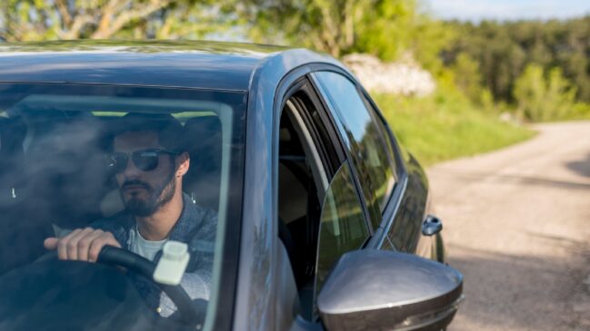 Em determinada velocidade, a piora aerodinâmica com a janela aberta aumenta drasticamente o consumo