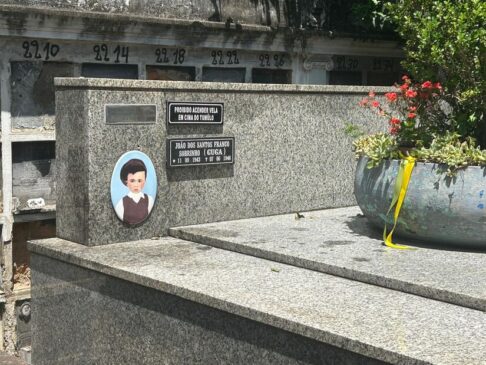 Menino Guga é considerado um milagreiro de cemitério