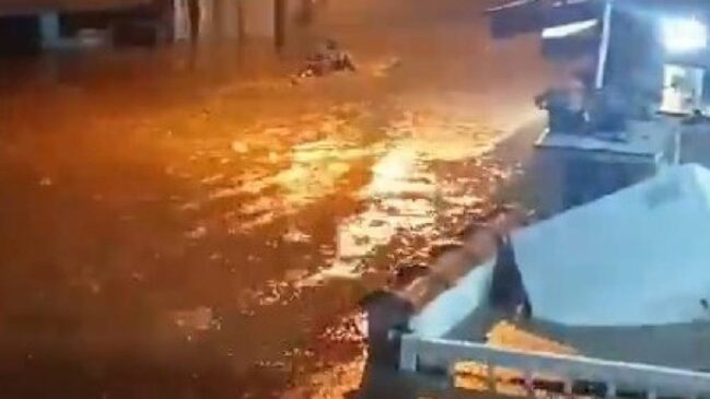 Imagens divulgadas nas redes sociais mostram moradores utilizando prancha de surfe e embarcação para atravessar ruas alagadas