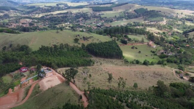 Cenário de Pedra Bela é composto por 450 quilômetros de estradas de terra que serpenteiam montanhas e áreas verdes